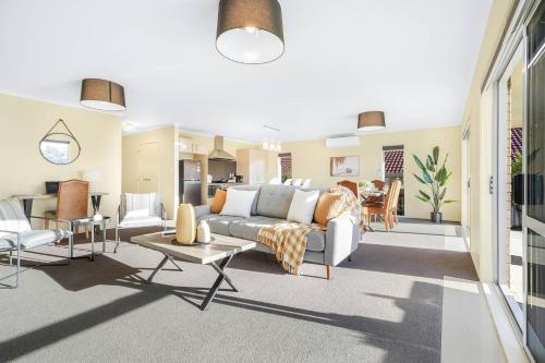 Χώρος καθιστικού στο Cinema, Pool-Table, Dart Board, -By KOSH BNB