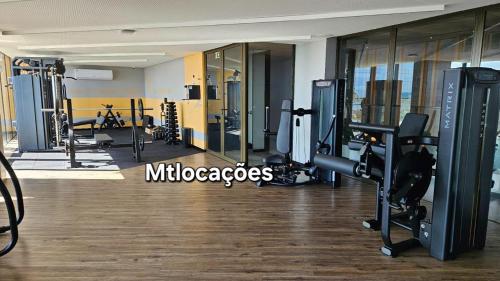 una palestra con molte attrezzature in un edificio di Studio New Time 1212 a Maceió