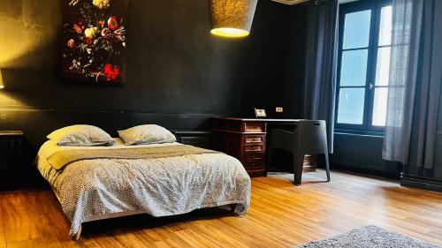 Ένα ή περισσότερα κρεβάτια σε δωμάτιο στο Le cèdre rouge