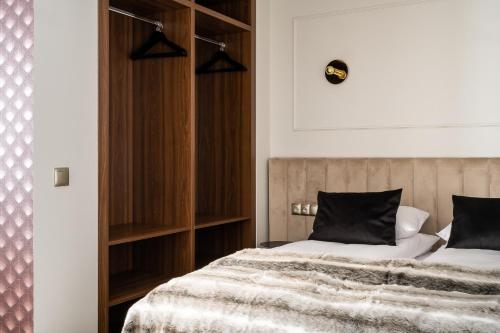 Ένα ή περισσότερα κρεβάτια σε δωμάτιο στο Renesans Residence Zakopane
