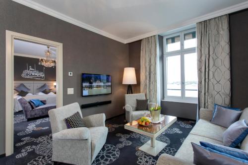 TV a/nebo společenská místnost v ubytování Hotel Schweizerhof Luzern