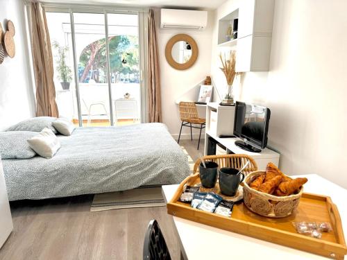 - une chambre avec un lit et un plateau/bouilloire dans l'établissement Le Grand Bleu-Parking privé-Climatisation-Proche ponant, à La Grande Motte