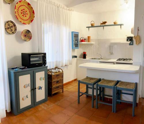 cocina con fregadero y encimera con taburetes en Sisters' House, en Pula