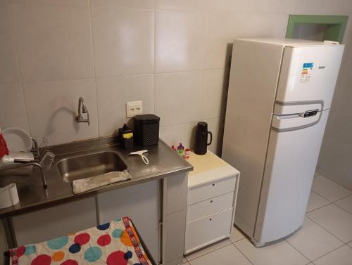 Η κουζίνα ή μικρή κουζίνα στο Linda kitnet