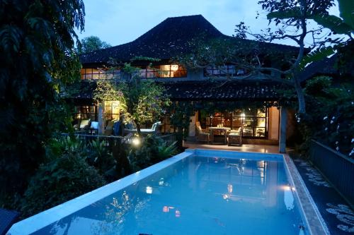 une villa avec piscine la nuit dans l'établissement Chalet Rabina, à Ubud