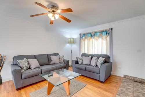 Χώρος καθιστικού στο Glendale Heights Home with Office and Backyard!