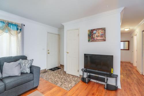 Μια τηλεόραση ή/και κέντρο ψυχαγωγίας στο Glendale Heights Home with Office and Backyard!