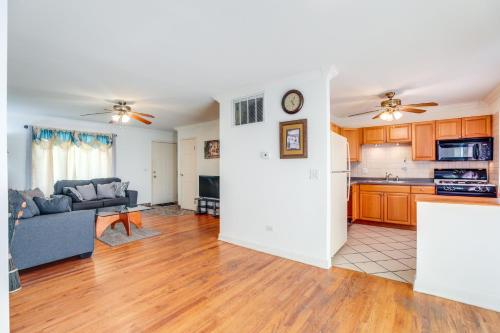 Η κουζίνα ή μικρή κουζίνα στο Glendale Heights Home with Office and Backyard!