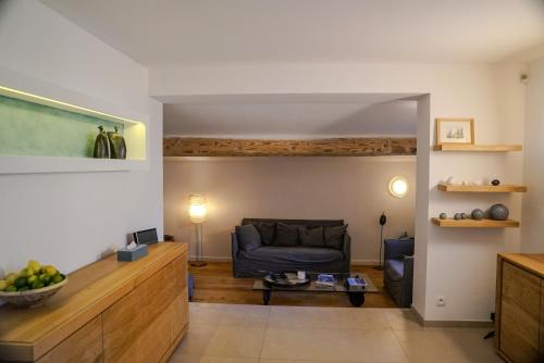 un salon avec un canapé et une table dans l'établissement Le Pré de Marius, à Pégairolles-de-Buèges