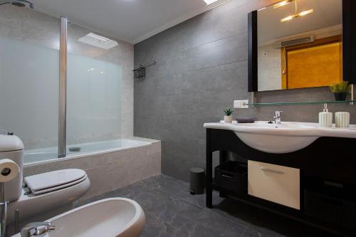 a bathroom with a sink and a toilet and a tub at Villa Deva 20 in Torrevieja