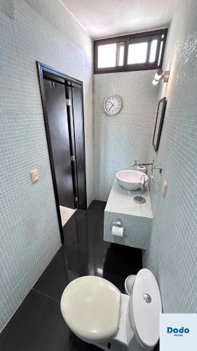 a bathroom with a toilet and a sink at Departamentos en el centro de Mazatlán in Mazatlán
