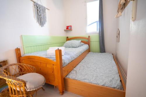 - une chambre avec 2 lits superposés et une chaise dans l'établissement La Case de Rose en bord de plage, au Barcarès