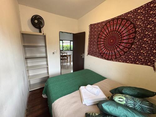 Ένα ή περισσότερα κρεβάτια σε δωμάτιο στο Simplicidade na melhor localização