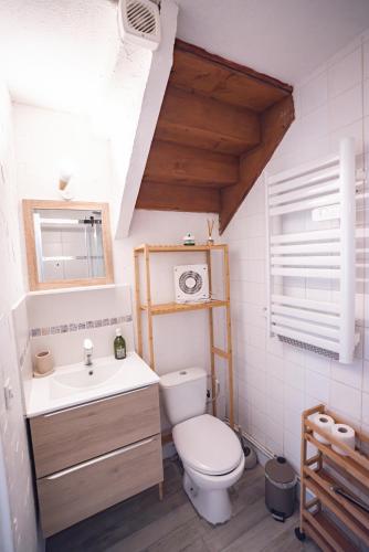 une salle de bain avec toilettes et lavabo dans l'établissement La Case de Rose en bord de plage, au Barcarès