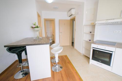 Η κουζίνα ή μικρή κουζίνα στο Apartments Deak