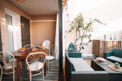 une salle à manger avec une table et des chaises dans l'établissement La Case de Rose en bord de plage, au Barcarès