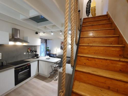 - une cuisine avec un escalier en bois dans une chambre dans l'établissement Le Duplex, Centre, Calme, Terrasse, à Saint-Genis-Laval