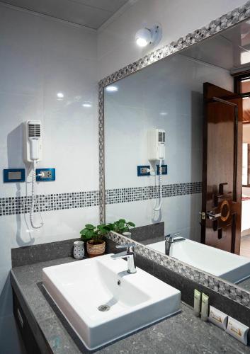 a bathroom with a sink and a large mirror at Hotel Tierra Inka Sacred Valley in Ollantaytambo