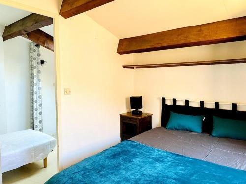 une chambre avec un lit avec une couette bleue dans l'établissement Villa de vacances à la Marina avec WIFI proche plage, à Saint Cyprien Plage