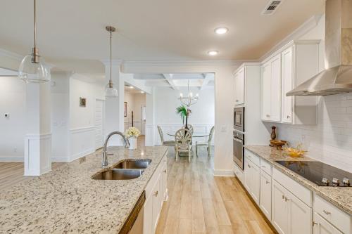 Dapur atau dapur kecil di 15 Mi to Dtwn Huntsville Newly Built Home!