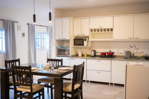 a kitchen and dining room with a table and chairs at EmBruHadas Relax in San Salvador de Jujuy