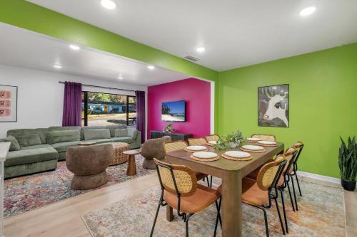 Posezení v ubytování Spacious 4BD - Central Stay with Backyard & Games