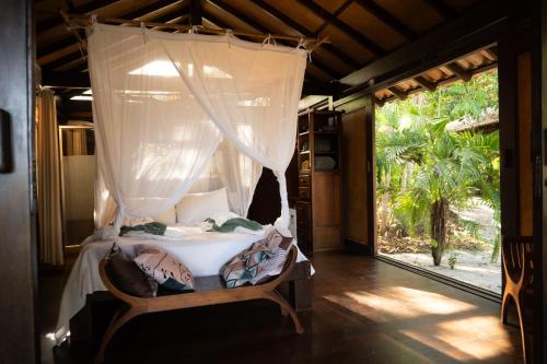 Giường trong phòng chung tại Canto Leela Eco Bungalows