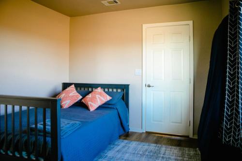 Ένα ή περισσότερα κρεβάτια σε δωμάτιο στο Smithville River Property Retreat
