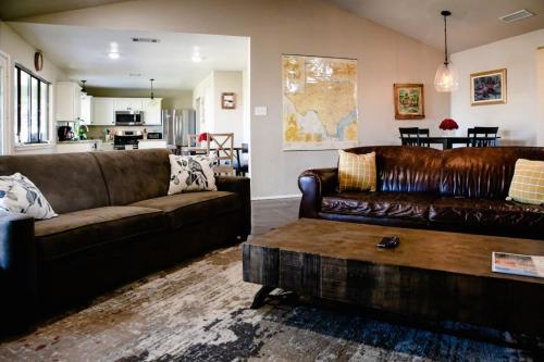 Χώρος καθιστικού στο Smithville River Property Retreat