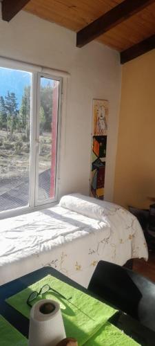 a bedroom with a bed and a window at Departamento Patagónico in Los Antiguos