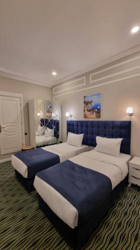 Postel nebo postele na pokoji v ubytování Retro Art Boutique Hotel