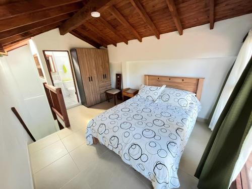 Cama o camas de una habitación en Next to the airport - cute home