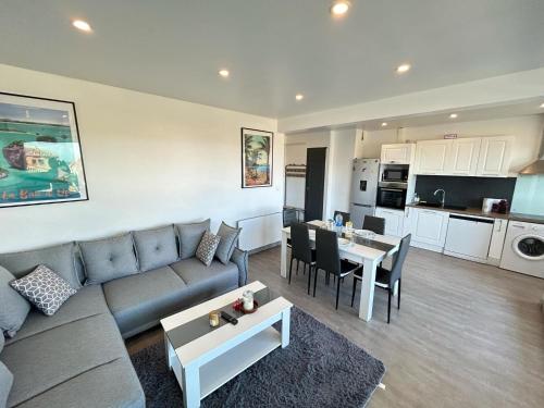 un salon avec un canapé et une table et une cuisine dans l'établissement Barcares Paradise, au Barcarès