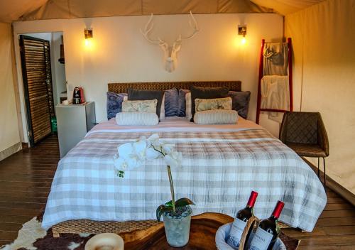 Glamping Bellavista - Escapada Romántica en el Lago Calima客房内的一张或多张床位