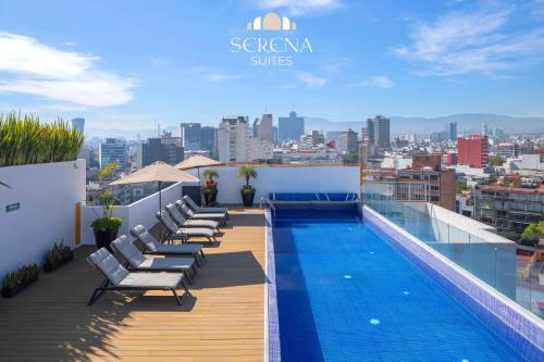 Bazén v ubytování Stylish Apartment with Picturesque Rooftop Pool in Central Condesa nebo v jeho okolí