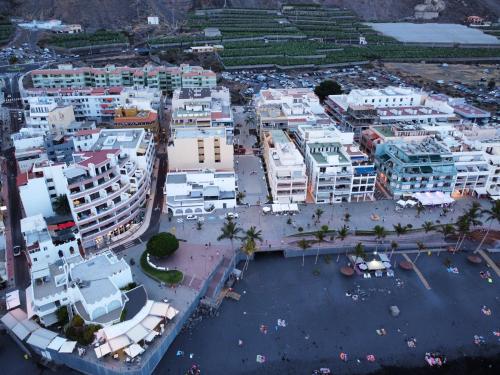 una vista aérea de una ciudad con edificios en Donde Zenojal Puerto Naos, en Puerto Naos