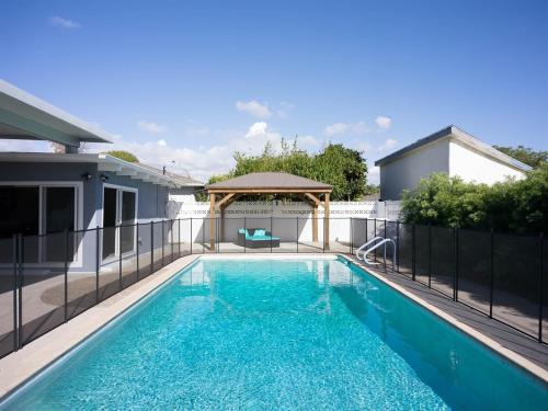 塔斯廷Renovated Retreat 4BR Oasis w Pool and Pool Table的房屋旁带凉亭的游泳池