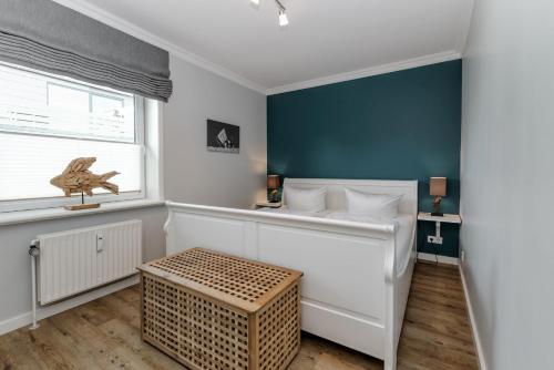 a small room with a bed and a window at LITZKOW 11101 in Morsum
