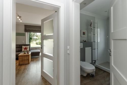 a bathroom with a white toilet and a tub at LITZKOW 11101 in Morsum