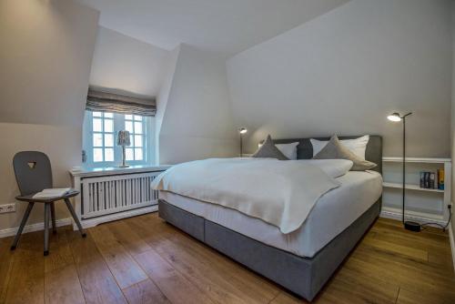 una camera da letto con un grande letto bianco e una finestra di LITZKOW 13301 a Westerwall