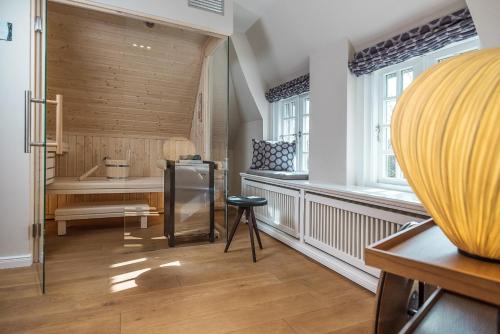 bagno con vasca e sgabello in camera di LITZKOW 13301 a Westerwall