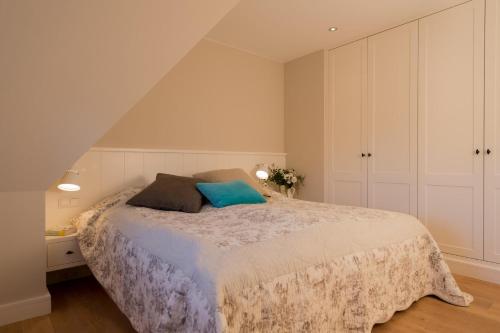 una camera con letto in una stanza con armadi bianchi di LITZKOW 16402 ad Archsum