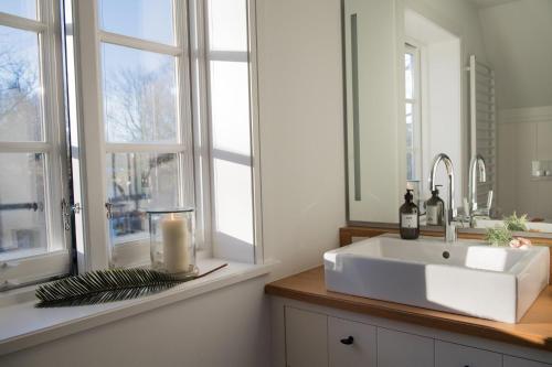 bagno con lavandino bianco e finestre di LITZKOW 16402 ad Archsum