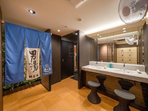 a bathroom with two sinks and a large mirror at APA Hotel Akabane Iwabuchi Ekimae in Tokyo