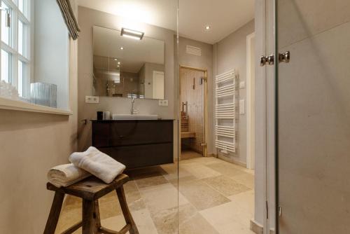 un bagno con doccia in vetro e lavandino di LITZKOW 16201 ad Archsum