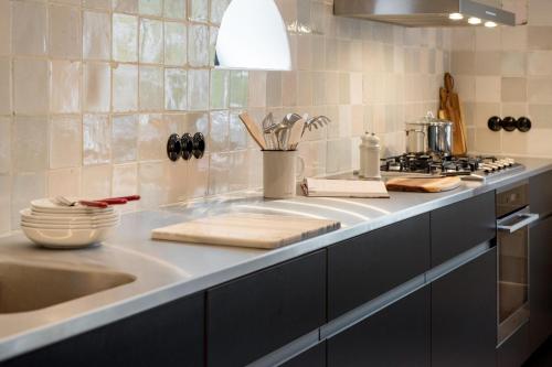 LITZKOW 16903 في Archsum: طاولة مطبخ مع حوض وموقد