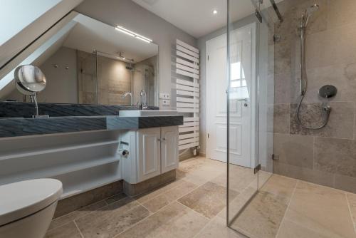 un bagno con doccia, lavandino e WC di LITZKOW 16203 ad Archsum