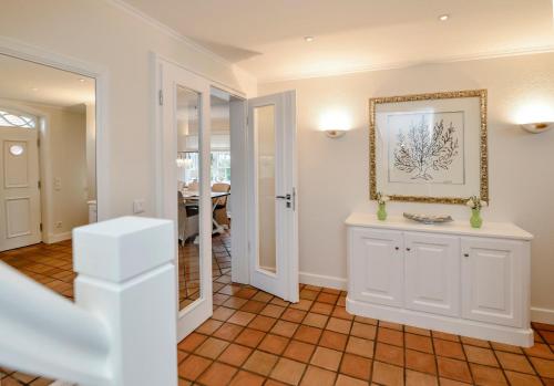 un soggiorno con mobili bianchi e un tavolo di LITZKOW 12503 a Morsum