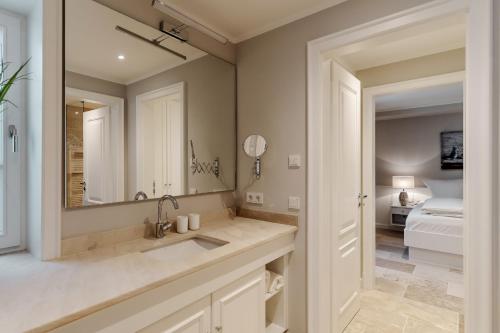 un bagno con lavandino e specchio di LITZKOW 16205 ad Archsum