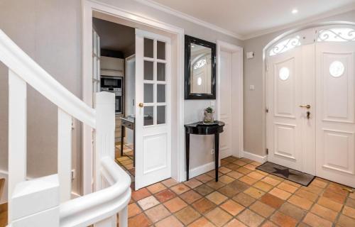 un corridoio con porta bianca e scala di LITZKOW 12601 a Morsum